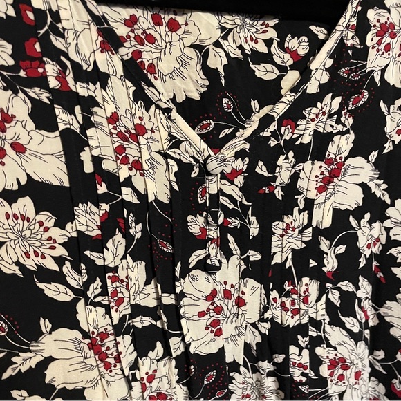 Fun2fun Maley pleated & flower top, women’s large, button detail on front - Picture 2 of 4